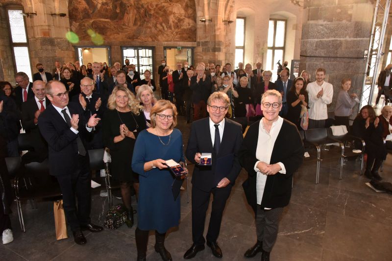Oberbürgermeisterin Sibylle Keupen überreicht das Bundesverdienstkreuz an Silke Fock-Kutsch und Manfred Kutsch